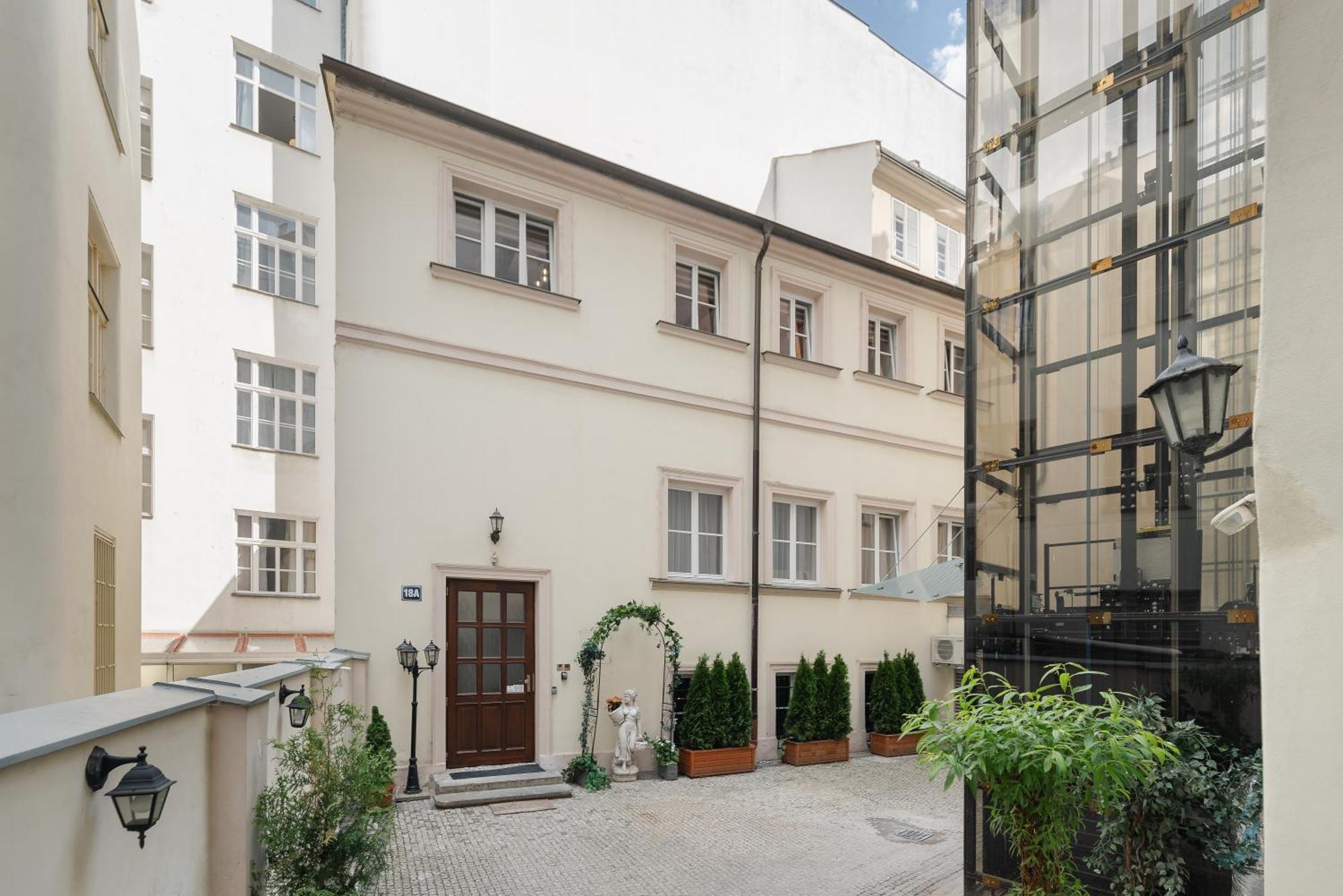 Liliová Garden Hotel Praga Exterior foto