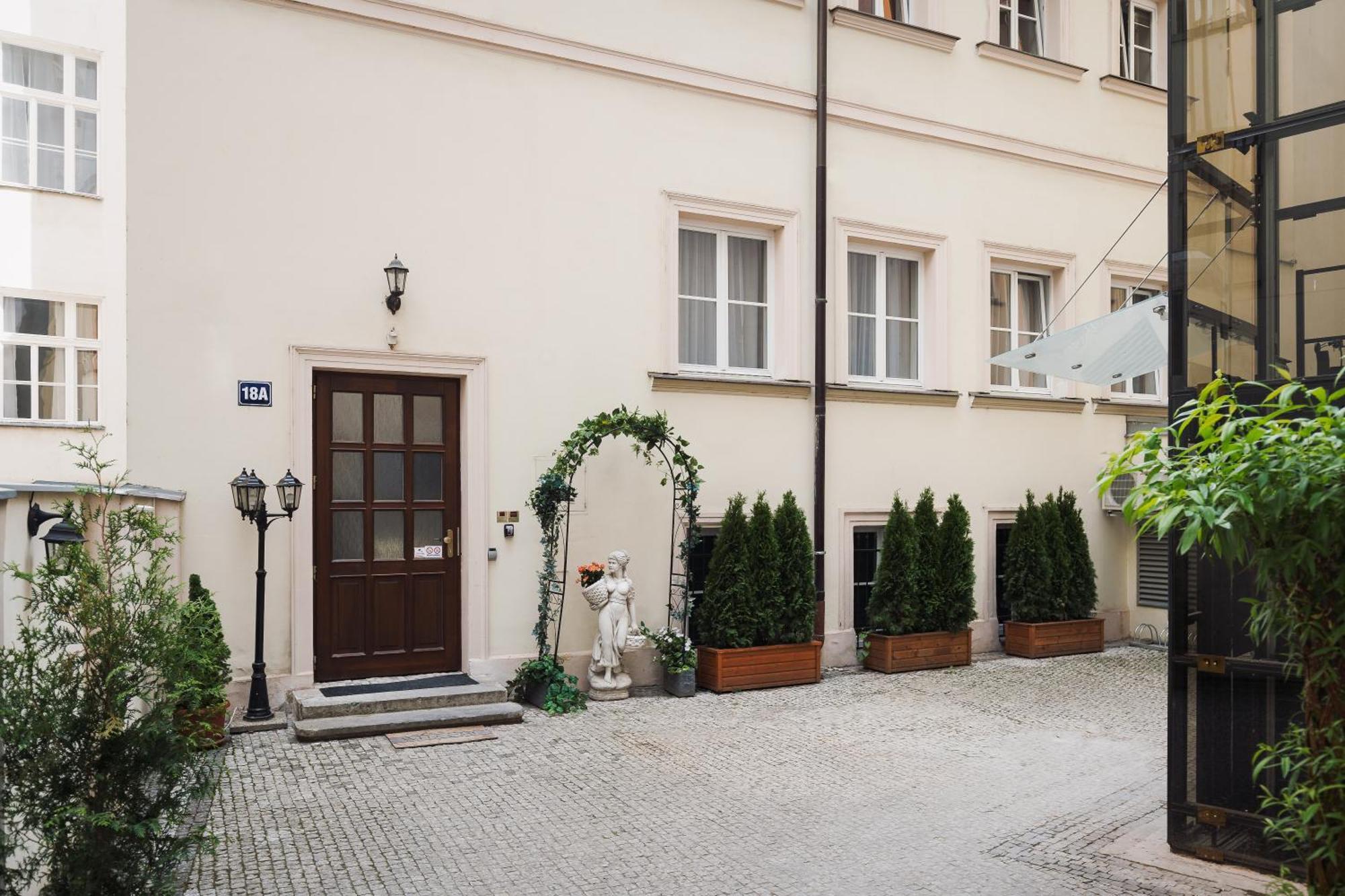 Liliová Garden Hotel Praga Exterior foto
